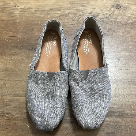Women’s Toms slip on. Gray. Size 9 - Picture 2 of 4
